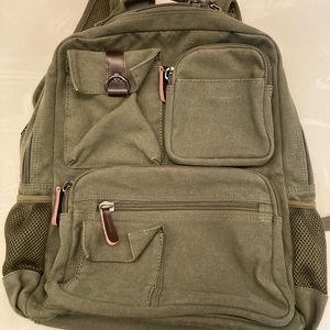 Canvas backpack with leather zipper pulls